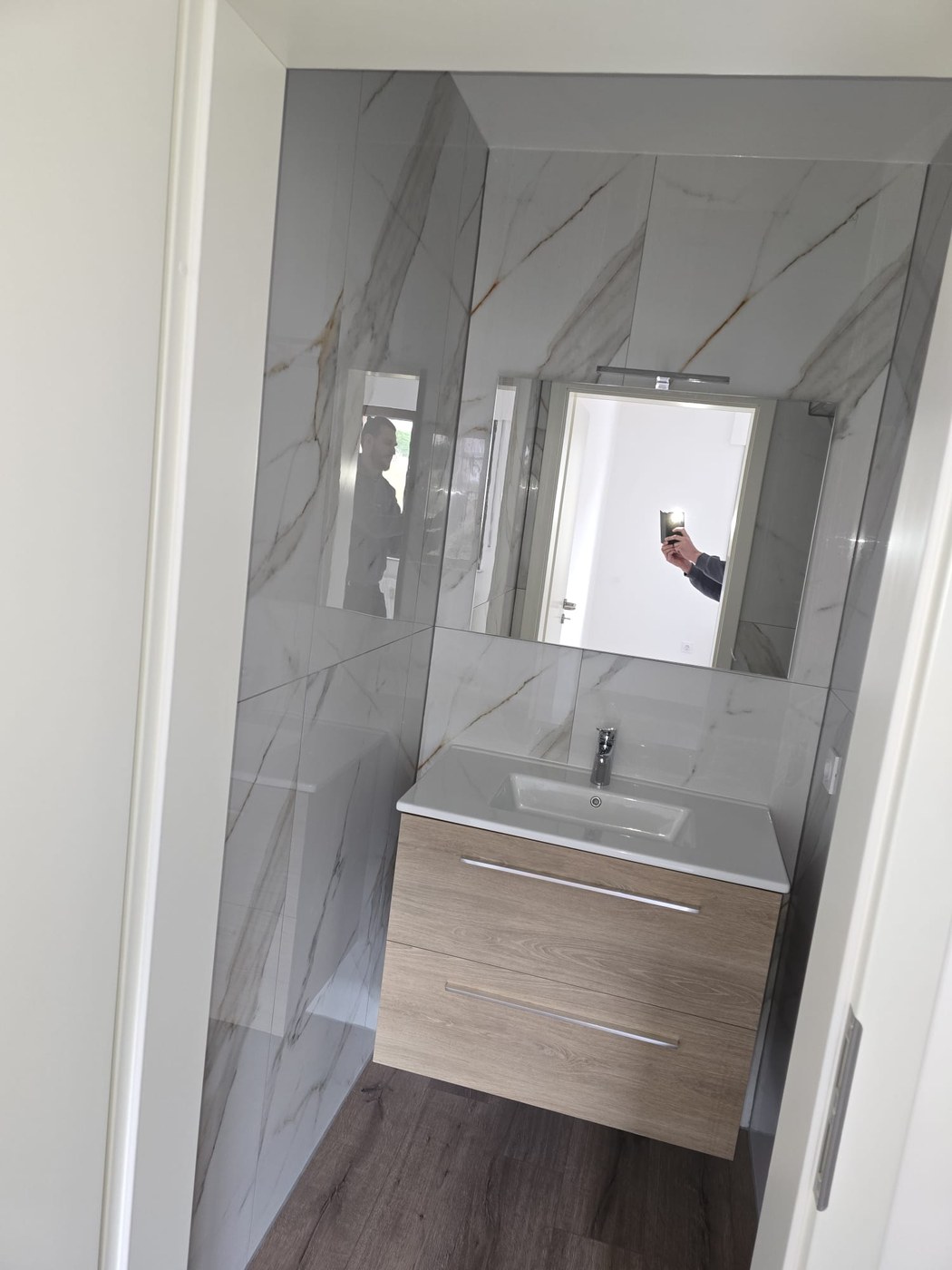 Vasque & carrelage marbre — Appartement Esch